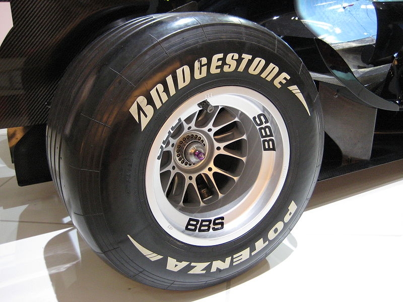 800px-bridgestone_potenza_f1_rear_tire
