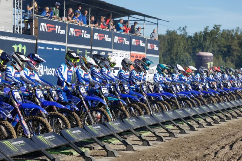 Panoramica del tracciato di motocross di Ernée in una giornata di gara con salti e spettatori