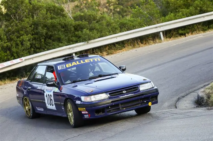 Francesco Bettini celebra la vittoria al traguardo del Rallye Elba Storico con la Subaru Legacy