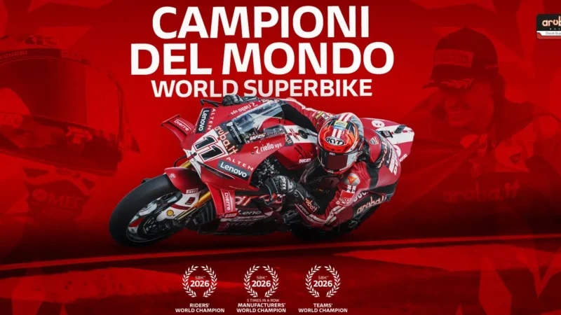 Nicolò Bulega festeggia il titolo WorldSBK 2026 accanto alla Panigale V4 R e al team Aruba.it Racing - Ducati