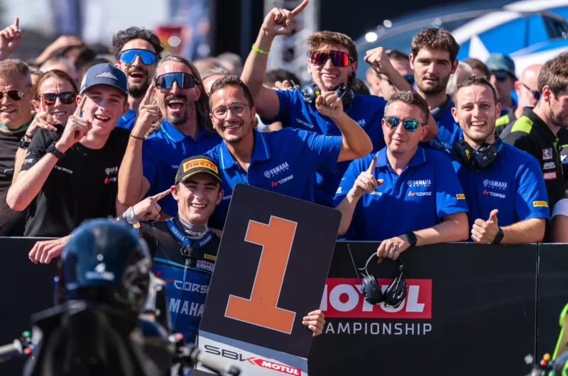 Carter Thompson festeggia la vittoria in sella alla Yamaha R7 sul circuito di Cremona