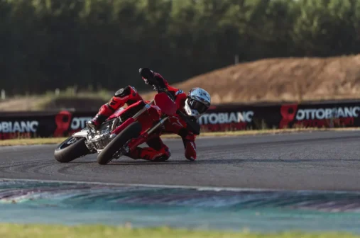 Desmo450 SM, Ducati entra nel supermotard da corsa con una macchina sviluppata per competere