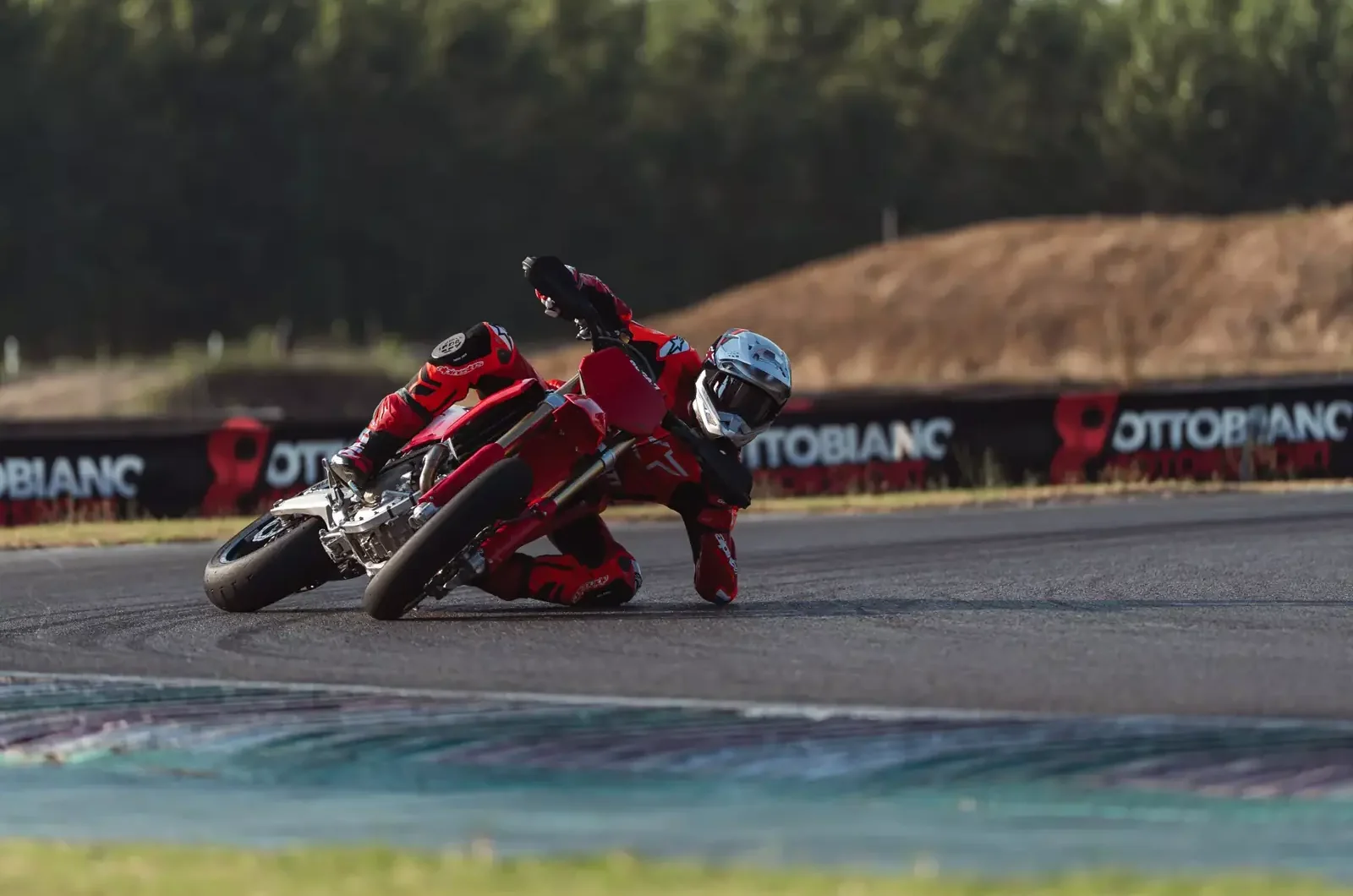 Desmo450 SM, Ducati entra nel supermotard da corsa con una macchina sviluppata per competere