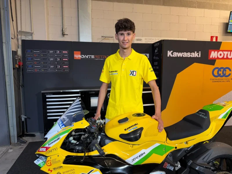 Filippo Bianchi accanto a una Kawasaki Ninja ZX-6R 636 nel paddock - foto 2