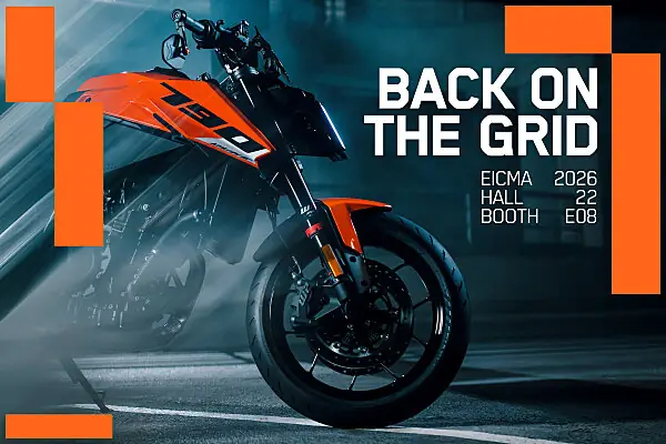 Stand KTM a una fiera con moto esposte e logo arancione sullo sfondo