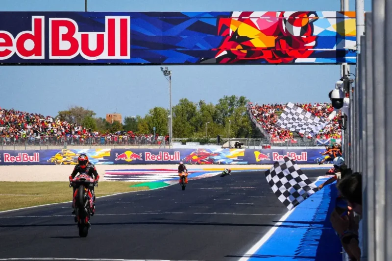 Marc Marquez festeggia la vittoria a Misano mentre il podio si appresta a salutare il pubblico - foto 2