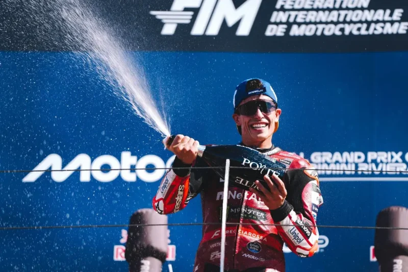 Marc Marquez festeggia la vittoria a Misano mentre il podio si appresta a salutare il pubblico - foto 3