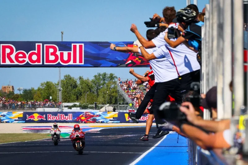 Marc Marquez festeggia la vittoria a Misano mentre il podio si appresta a salutare il pubblico - foto 4