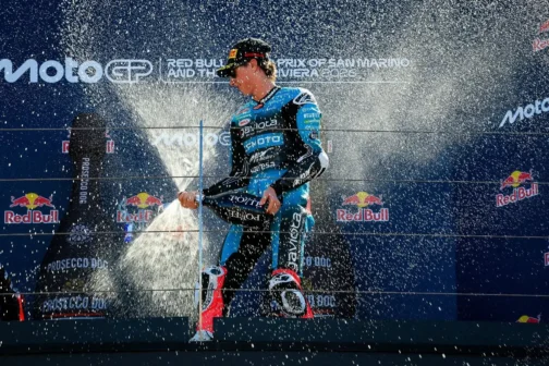 Marquez sfrutta l’errore di Bezzecchi a Misano e torna in vetta al Mondiale