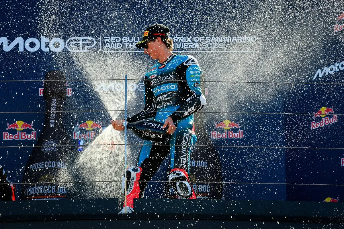 Marc Marquez festeggia la vittoria a Misano mentre il podio si appresta a salutare il pubblico