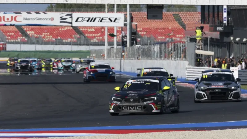 Marco Pellegrini sul podio del Trofeo Master a Misano con la Honda Civic FL5 TCR - foto 3