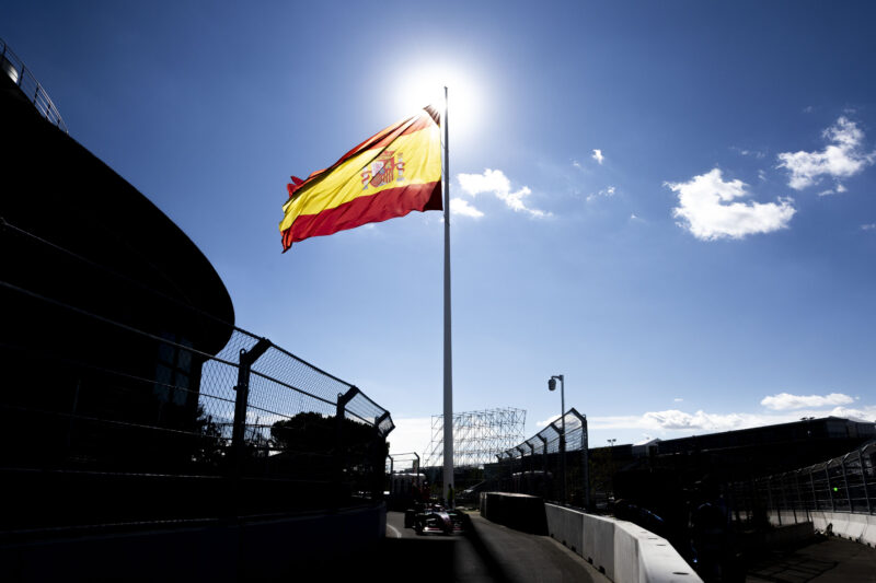 Auto PREMA su circuito urbano durante il debutto a Madrid, vista laterale in curva con palazzi sullo sfondo