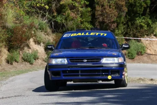 Subaru Legacy di Francesco Bettini in prova al Rallye Elba Storico su strada tortuosa costiera