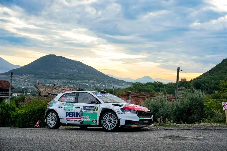La Skoda Fabia RS di Bostjan Avbelj e Damijan Andrejka nello shakedown sulla PS Pico del Rally del Lazio, asfalto umido e auto in curva - foto 4