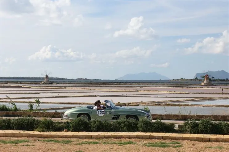 Partenza della Targa Florio Classica in piazza Verdi a Palermo con auto storiche in colonna