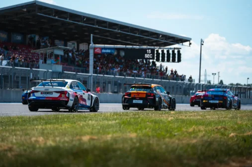 Gruppo di auto da corsa GTC e TCR in azione al Circuito Ricardo Tormo, Valencia