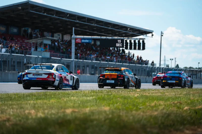 Gruppo di auto da corsa GTC e TCR in azione al Circuito Ricardo Tormo, Valencia