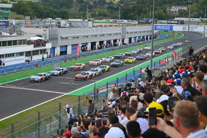 Tribune del circuito di Vallelunga piene di tifosi con bandiere italiane durante il NASCAR GP Italy 2026 - foto 2