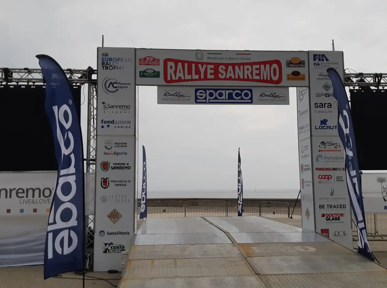 Pedana di partenza del Rallye Sanremo con vetture schierate e pubblico sullo sfondo