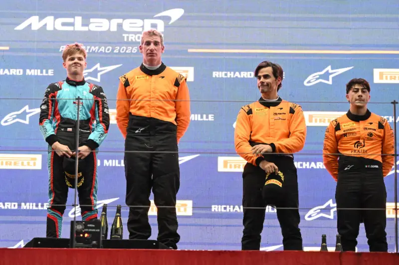 McLaren Artura Trophy Evo di Raptor Engineering in pista a Portimão durante il McLaren Trophy Europe - foto 2