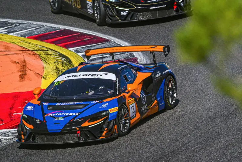 McLaren Artura Trophy Evo di Raptor Engineering in pista a Portimão durante il McLaren Trophy Europe - foto 3