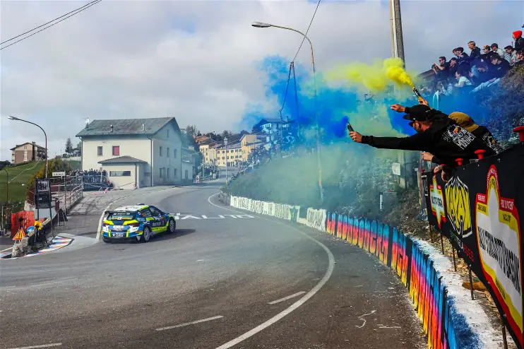 Roberto Daprà festeggia sul podio con la Skoda Fabia Rally2 e fuochi d'artificio a Bassano - foto 2
