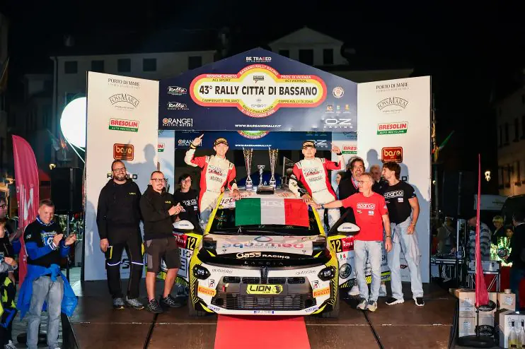 Roberto Daprà festeggia sul podio con la Skoda Fabia Rally2 e fuochi d'artificio a Bassano - foto 3