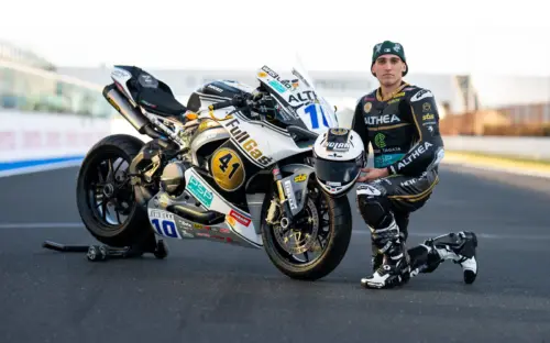 Leonardo Taccini in azione su moto Supersport con i colori Ecosantagata Althea Racing - foto 2