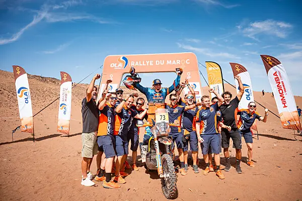 Edgar Canet su KTM 450 RALLY in azione al Rallye du Maroc 2026, polvere sullo sfondo