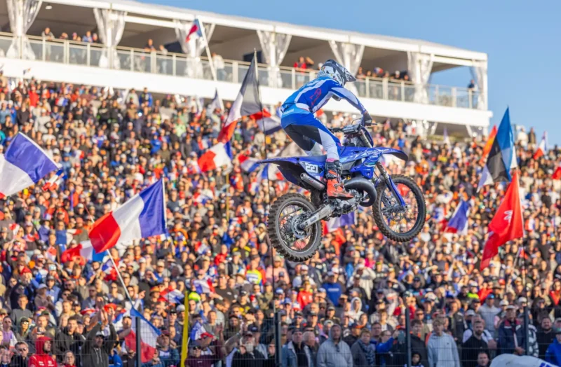 Arno Cazet festeggia la vittoria sulla Yamaha YZ125 davanti alla folla di Ernée