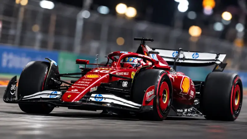 Ferrari di Formula 1 in azione sul circuito cittadino di Singapore durante la gara notturna