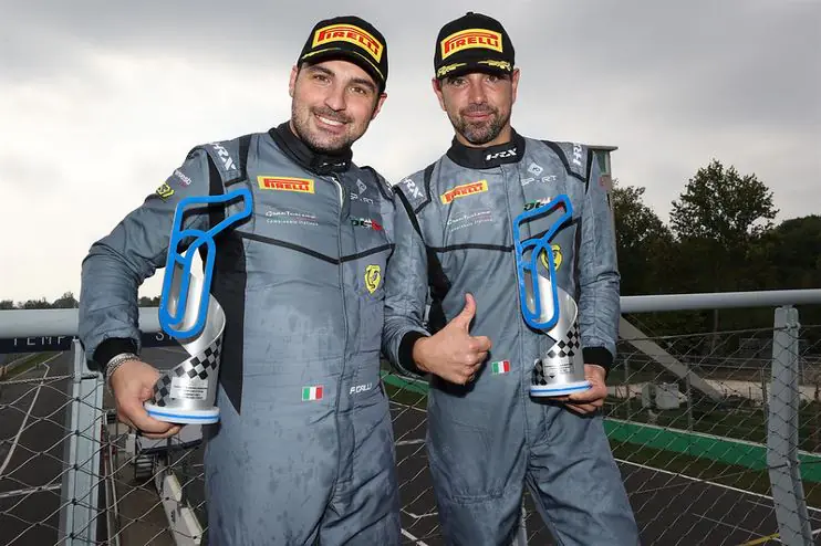 Francesco Galli e Simone Iaquinta sul podio a Monza con la Ferrari 296 Challenge e la squadra festeggiante - foto 2