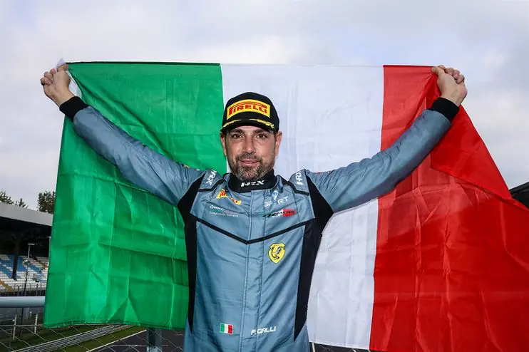 Francesco Galli e Simone Iaquinta sul podio a Monza con la Ferrari 296 Challenge e la squadra festeggiante