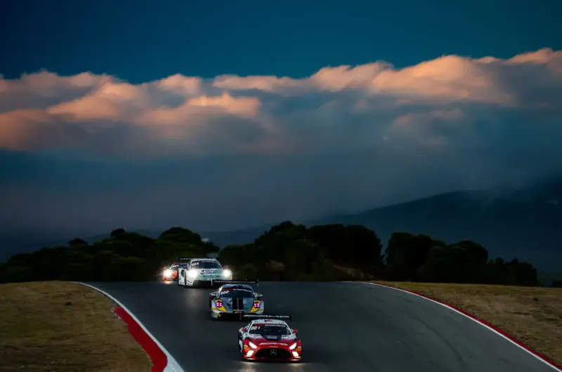 Vetture GT in pista ad Autódromo Internacional do Algarve con spettatori sulle tribune al tramonto - foto 4