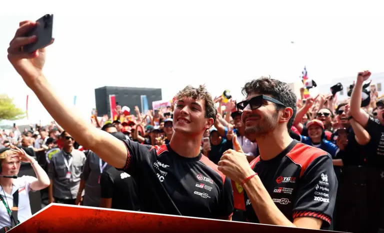 Haas svela ad Austin la livrea ‘Godzilla’: VF-26 in mostra e giornata fan con Apple