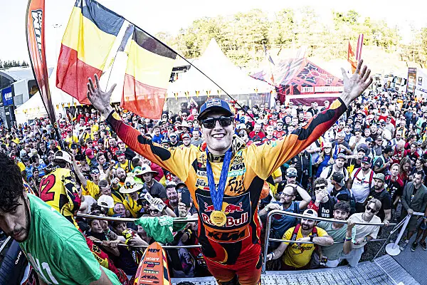 I gemelli Coenen sul podio del Motocross of Nations 2026 ad Ernee con la folla alle spalle - foto 2