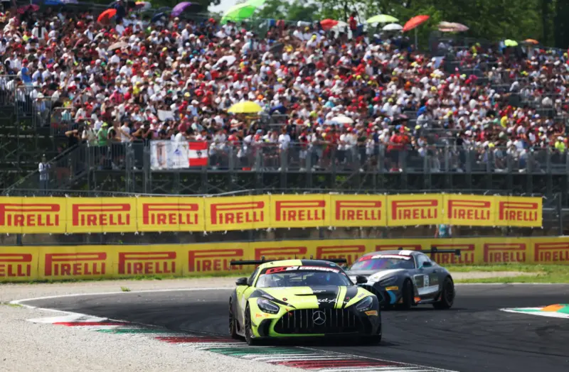 Jay Mo Härtling accanto a una Mercedes-AMG GT3 del team GetSpeed sulla griglia di partenza - foto 2