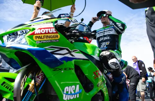 Kawasaki Ninja in pista a Jerez durante una sessione del WorldSBK, luce bassa e curva in primo piano