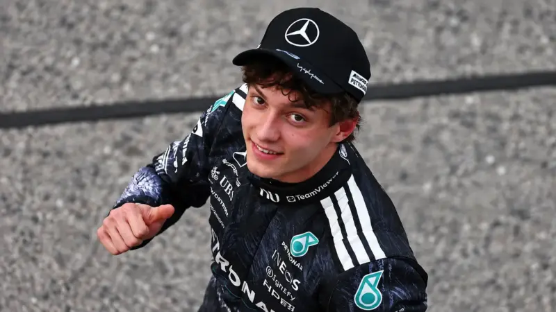 Kimi Antonelli con la tuta Mercedes durante la stagione di Formula 1 2026