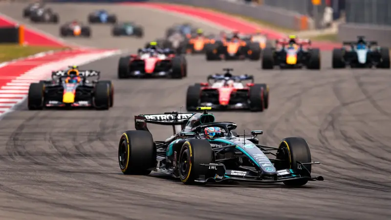 Mercedes di Kimi Antonelli davanti al gruppo di monoposto durante il GP degli Stati Uniti 2026 ad Austin