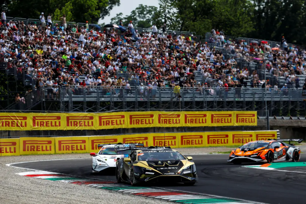 Due Lamborghini Huracán Super Trofeo EVO2 in pista a Monza, vista laterale con tribune sullo sfondo