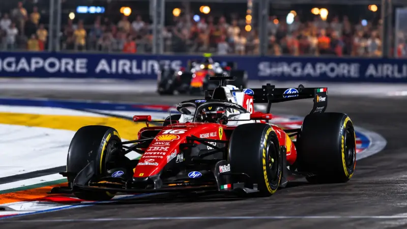 Charles Leclerc e Lewis Hamilton con Ferrari al GP Singapore 2026
