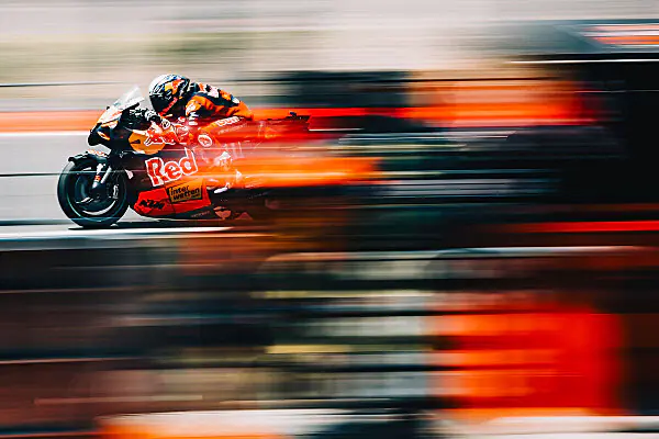 Mandalika: Acosta resiste al caldo e porta la KTM al 5° posto. Quiles trionfa e vince il titolo Moto3