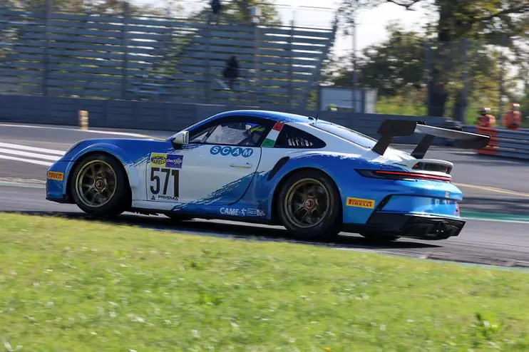 Massimo Abbati celebra sul podio con la Porsche 992 GT3 Cup e il tricolore - foto 2