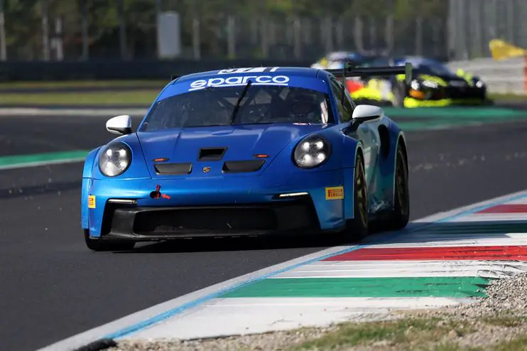 Massimo Abbati celebra sul podio con la Porsche 992 GT3 Cup e il tricolore - foto 3
