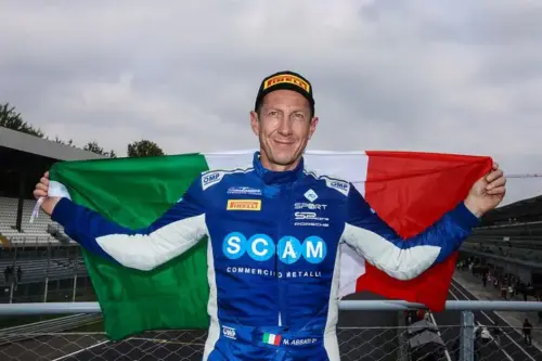 Massimo Abbati celebra sul podio con la Porsche 992 GT3 Cup e il tricolore