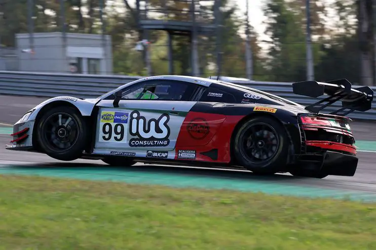 Audi R8 LMS di Tresor Attempto Racing in pista a Monza durante le prove libere mattutine del Campionato Italiano Gran Turismo