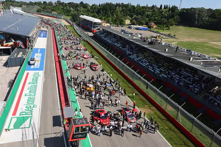 Vetture GT schierate in pista all'Autodromo Nazionale Monza in una giornata di gara - foto 2