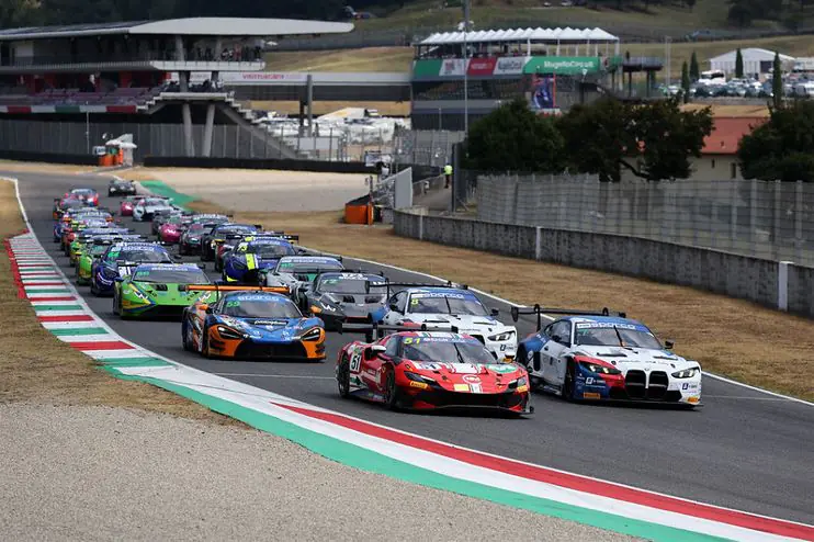 Vetture GT schierate in pista all'Autodromo Nazionale Monza in una giornata di gara - foto 3