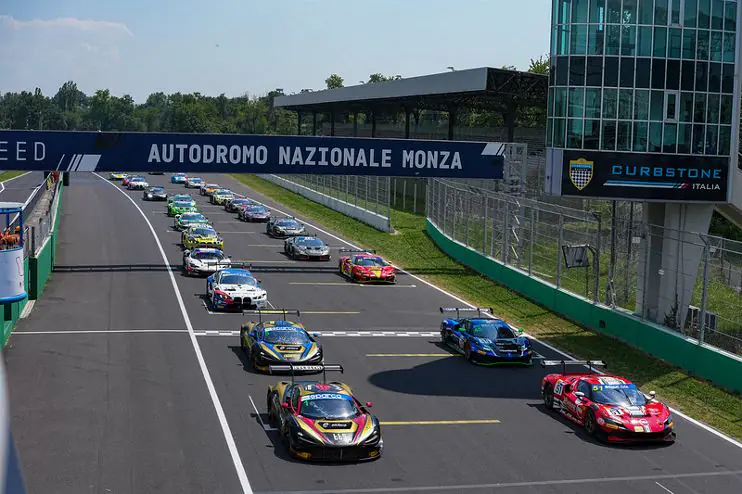 Vetture GT schierate in pista all'Autodromo Nazionale Monza in una giornata di gara